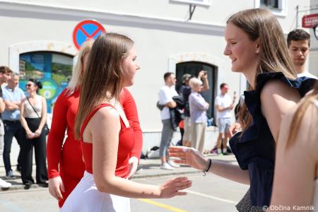 Kamnik danes v znamenju maturantske četvorke, v kateri je zaplesalo preko 200 maturantk in maturantov (31)